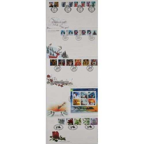 158 - Collection of 5 Royal Mail First Day Covers including:
Christmas 2002
Christmas 2004
Christmas 2005
... 