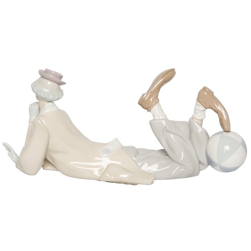 39 - Lladro Recumbent Clown with Beach Ball. 4618. In original box. Perfect condition with no signs of an... 