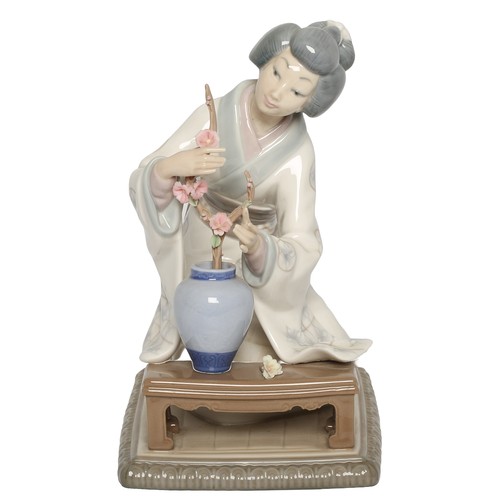 40 - Lladro Japanese Geisha Decorating Flowers. No. 4840. In original box. In perfect condition and with ... 