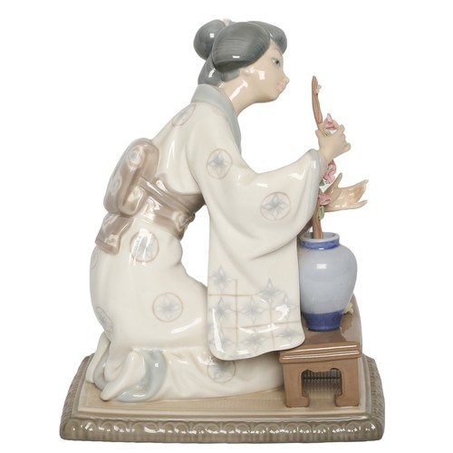 40 - Lladro Japanese Geisha Decorating Flowers. No. 4840. In original box. In perfect condition and with ... 