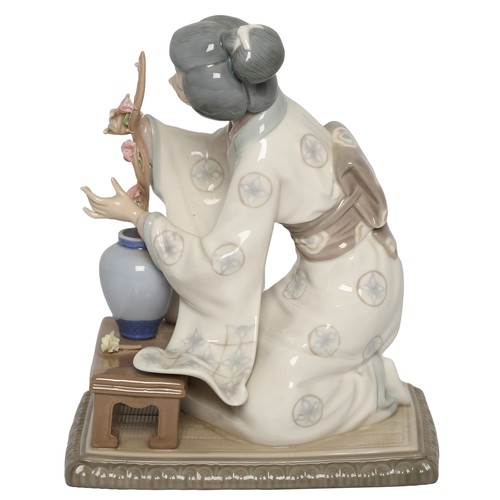 40 - Lladro Japanese Geisha Decorating Flowers. No. 4840. In original box. In perfect condition and with ... 