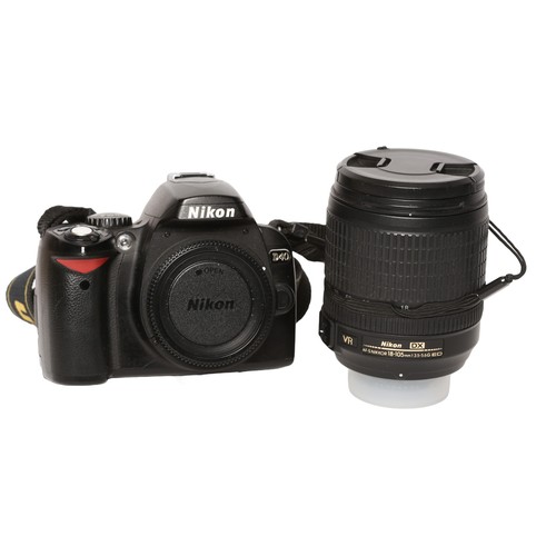 131 - Nikon D40 Body and Lens. Includes:
D40 Body
Nikkor AF-S 18-105mm f3.5-5.6 ED
Untested. SD card door ... 