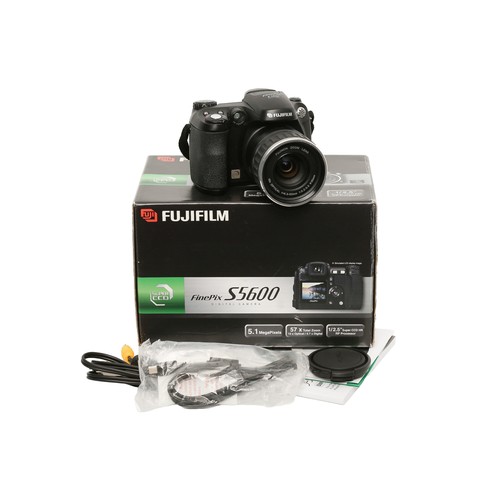 140 - Fujifilm Finepix S5600 Digital Camera. In original box with instructions and accessories. Appears to... 