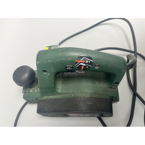 19 - Bosch PHO 15-82 Electric Hand Planer 500W.
A green and black Bosch electric hand planer, model PHO 1... 