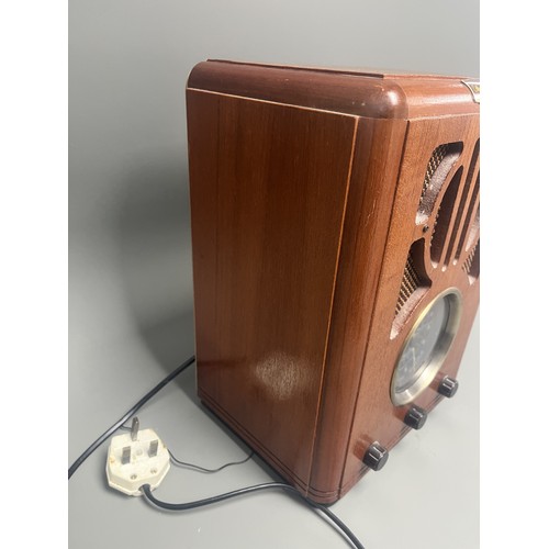 47 - Steepletone Collector's Edition Tabletop Radio in Thomas America Series Style. A modern Steepletone ... 