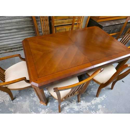 47 - Impressive Thomasville 7-Piece Extending Dining Table Suite including Table and 6 Chairs