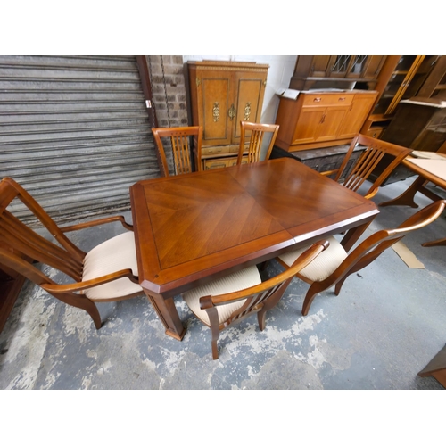 47 - Impressive Thomasville 7-Piece Extending Dining Table Suite including Table and 6 Chairs