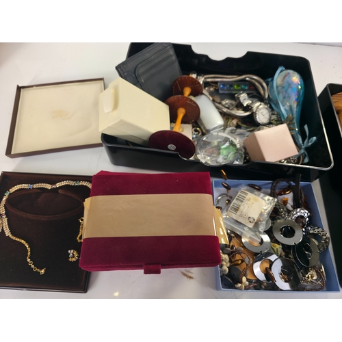 5 - Large quantity of costume jewellery