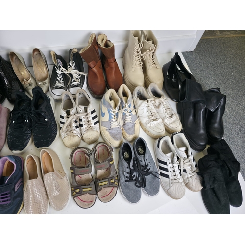 50 - Large quantity of branded and unbranded footwear