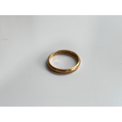 10 - Wedding band ring in yellow 9 Carat gold with full British hallmarks and gross weight of 2.15g