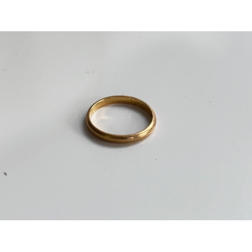 10 - Wedding band ring in yellow 9 Carat gold with full British hallmarks and gross weight of 2.15g