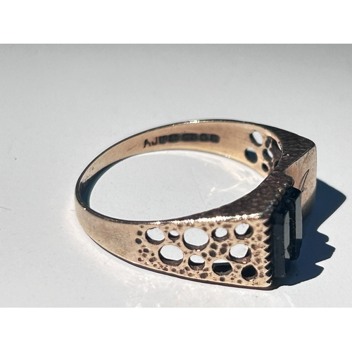 14 - 9 Carat Gold Signet, with full British hallmarks set with dual onyx stones. Gross weight 2.41g