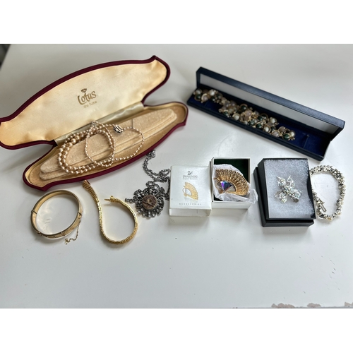 39 - Good collection of costume jewellery, including bangles, necklaces, brooch, bracelet, by Swarovski a... 
