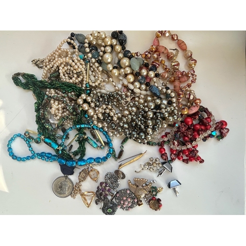 40 - Collection of vintage costume jewellery including necklaces, rings, brooches, cuff links including a... 