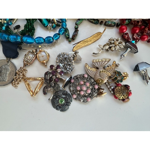 40 - Collection of vintage costume jewellery including necklaces, rings, brooches, cuff links including a... 