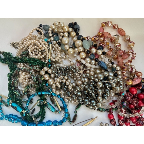 40 - Collection of vintage costume jewellery including necklaces, rings, brooches, cuff links including a... 