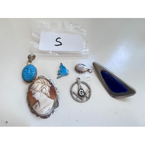 42 - Various Sterling Silver Collectable items, including cameo and other brooches, enamel pin of Britain... 