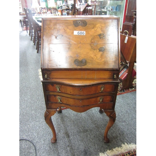 686 - Very fine Edwardian walnut fall front writing bureau with 2 drawers on carved cabriole legs. H:105cm... 