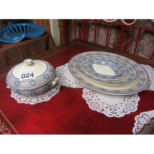 24 - Wedgwood hand painted 5 piece dinner set.