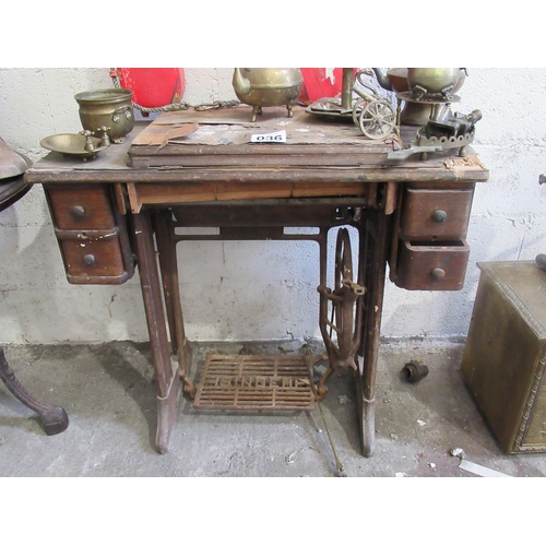 36 - Singer sewing machine for restoration.