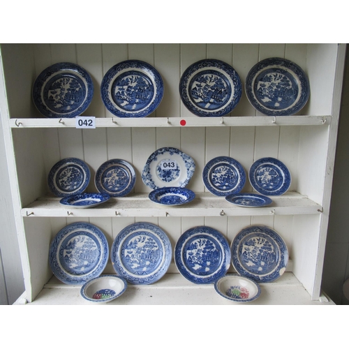 43 - Lot of blue and white ware.