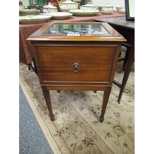 564 - Edwardian mahogany collectors display case with 2 drawers.   H:75cm, Top:50cm x 47cm.