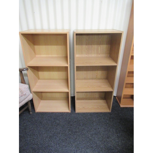 202 - 2 bookshelves.  H:90cm.