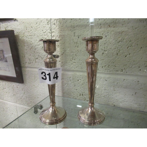 314 - Pair of Silver candlesticks.  H:19cm.