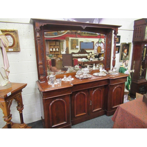 333 - Very fine Victorian mahogany mirror back sideboard with 4 cupboard doors and 3 drawers..  H:208cm, W... 