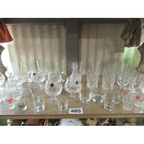 485 - Shelf of assorted glassware.