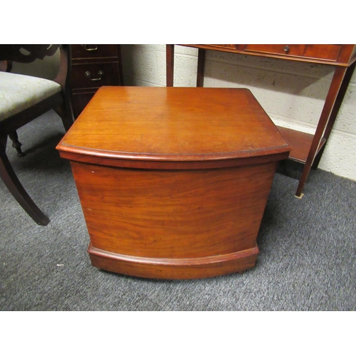 91 - Very fine victorian mahogany commode armchair. When opened: H:90cm, W:50cm, D:46cm.