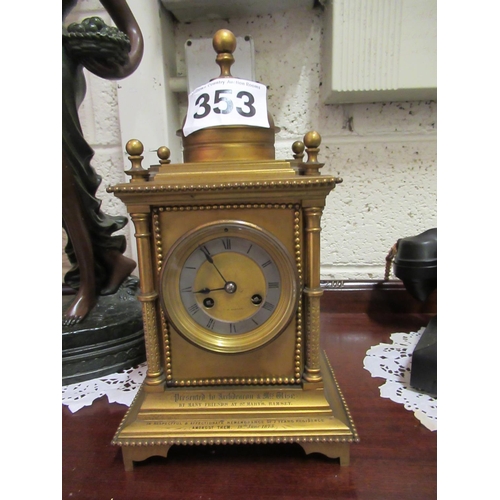 353 - Brass mantle clock with key and pendulum.  H:30cm x 18cm x 14cm.