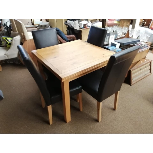 425 - A modern extending dining table with 4 chairs.