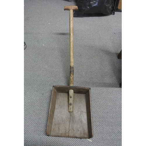 101 - An antique grain/barley spade