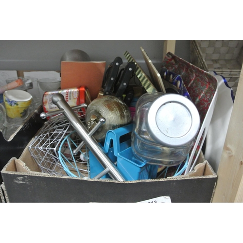 126 - A boxed lot of various kitchen items