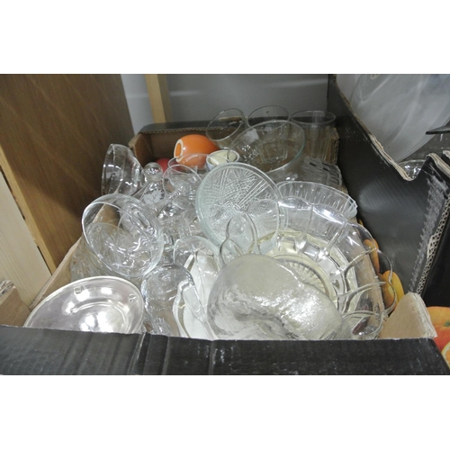 128 - A boxed lot of glassware