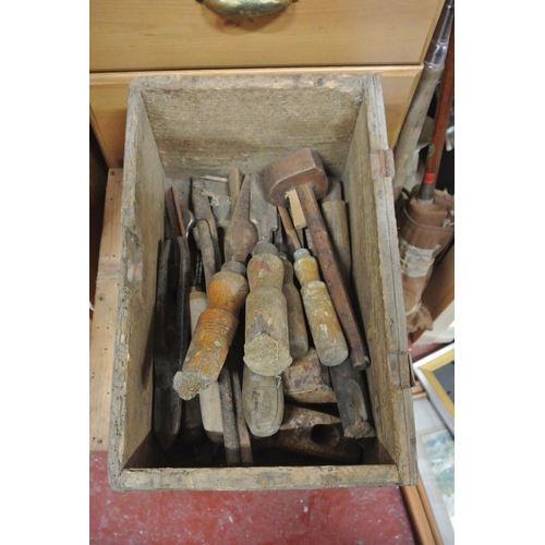 131 - A collection of vintage chisels in a wooden box