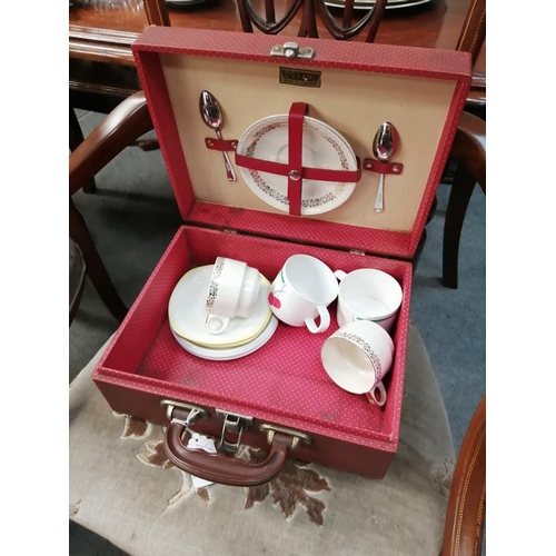 180 - A small vintage picnic set.