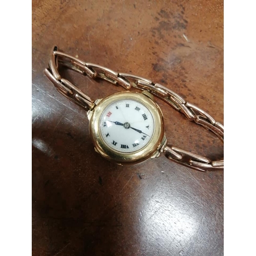 385 - An antique ladies wrist watch with 18ct gold case & 9ct rose gold bracelet.