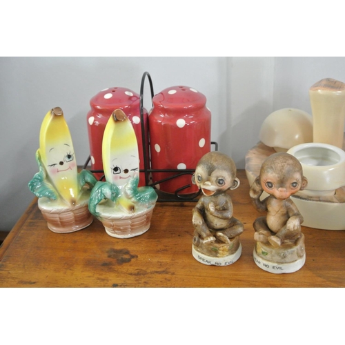 186 - A collection of vintage novelty cruet sets.