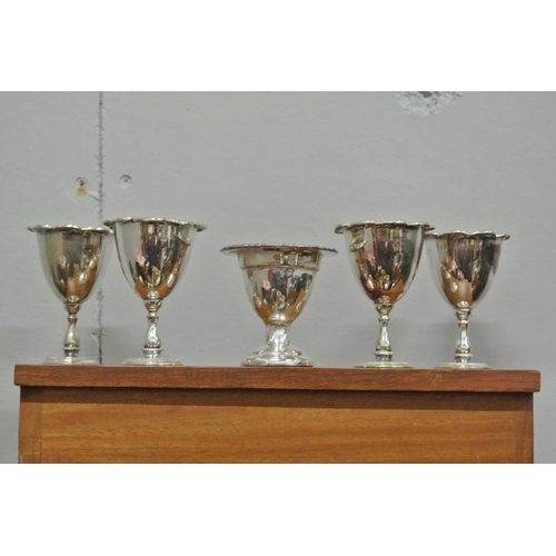 370 - A collection of 5 vintage silver plated egg cups.