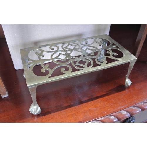 402 - An antique brass trivet.