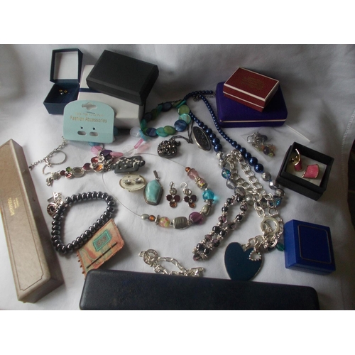 454 - An interesting lot of fashion jewellery and a number of empty jewellery boxes.