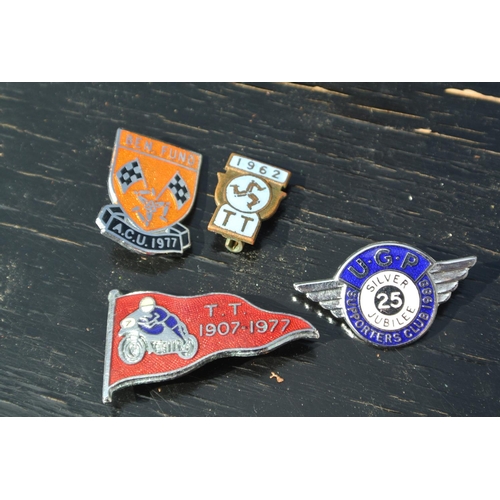 89 - A collection of 4 enamel pin badges, to include Ben Fund A.C.U 1977, 1962 Isle of Man TT, 1907-1977 ... 