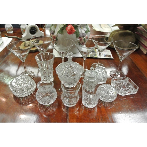 418 - An assortment of various glassware/ crystal.