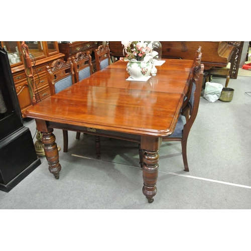 422 - A stunning antique/ Victorian extending mahogany dining table.