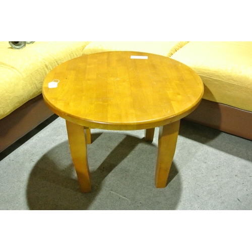 907 - A circular pine coffee table.