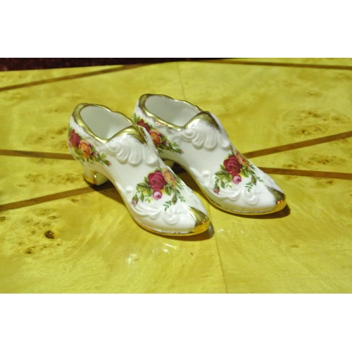 912 - A pair of Royal Albert Old Country Rose shoes.