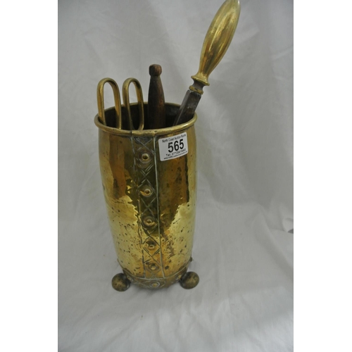 565 - A vintage/ antique brass fireside companion set.