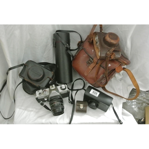 606 - An assortment of vintage cameras & accessories.